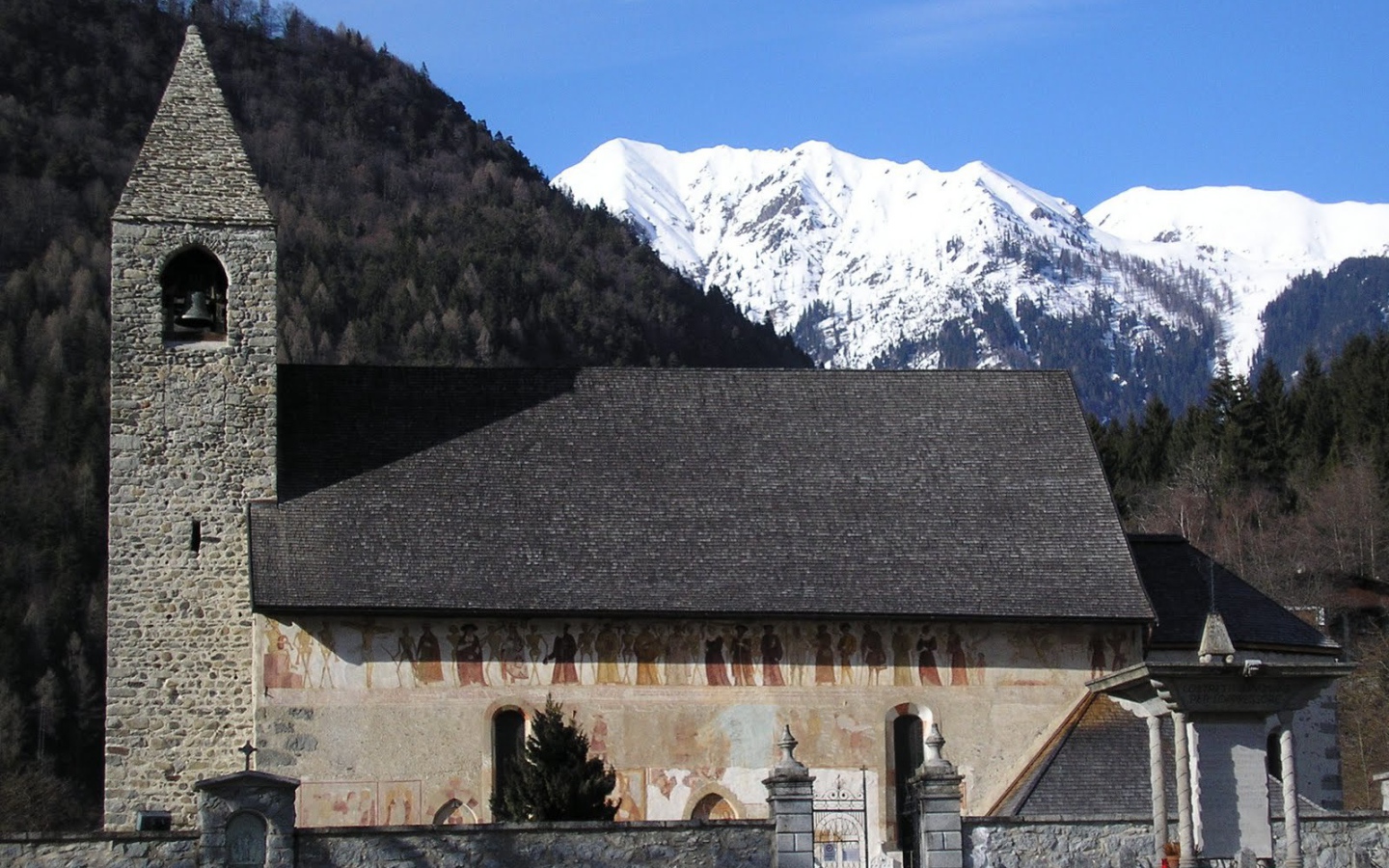 Старинная церковь на горнолыжном курорте Мадонна ди Кампильо, Италия
