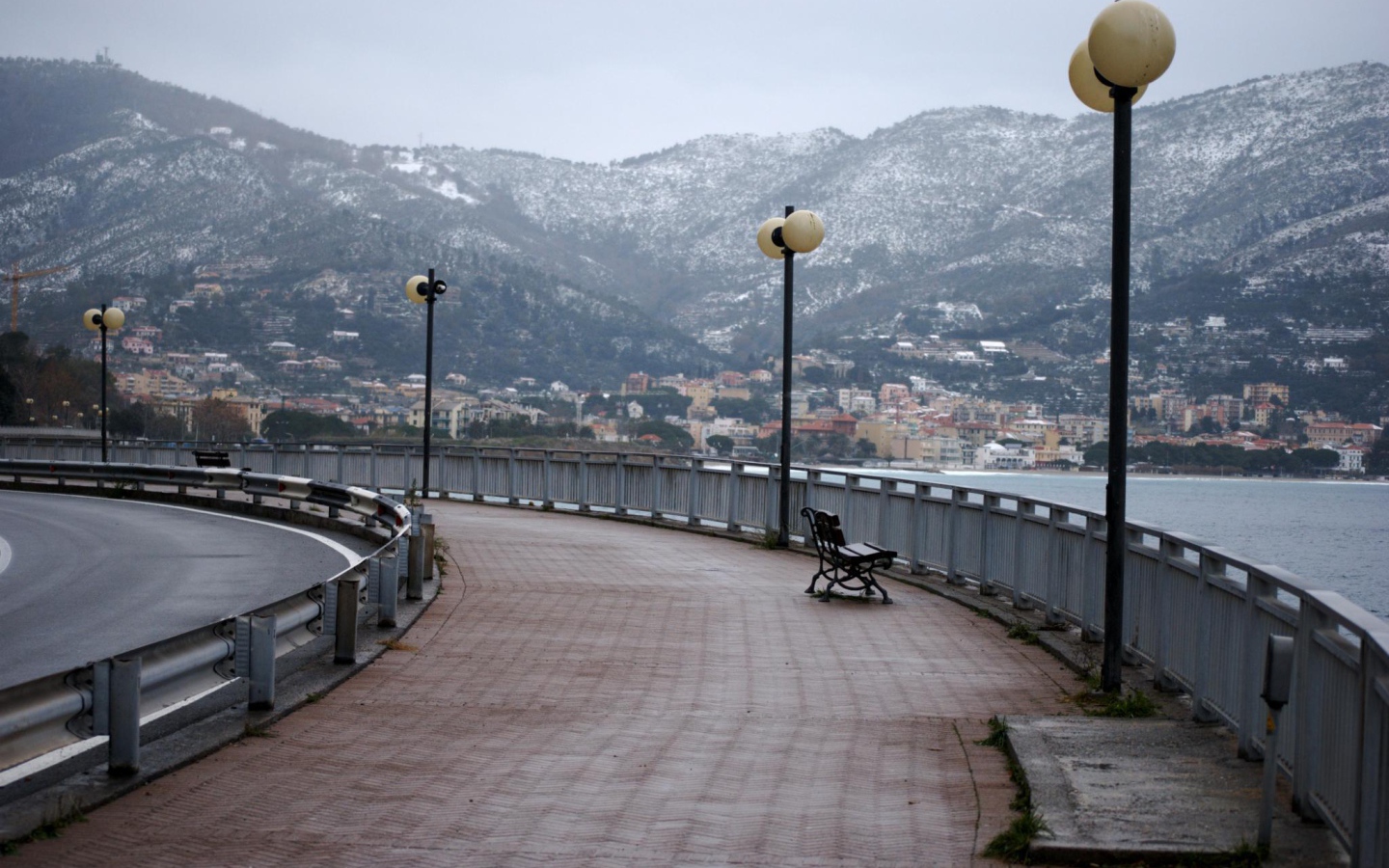 Дорога на побережье на курорте Споторно, Италия