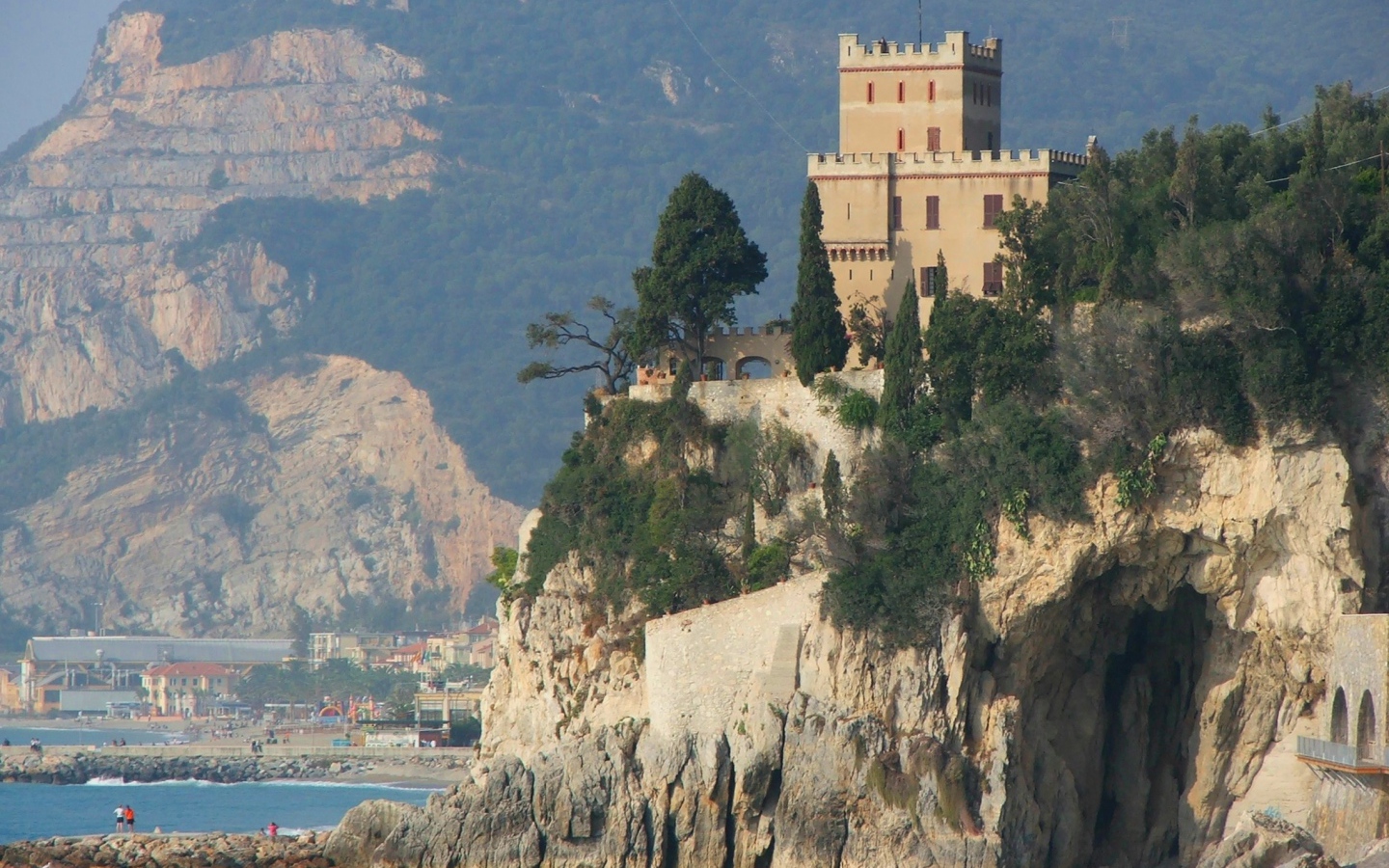 Башня на скале на курорте Финале Лигуре, Италия