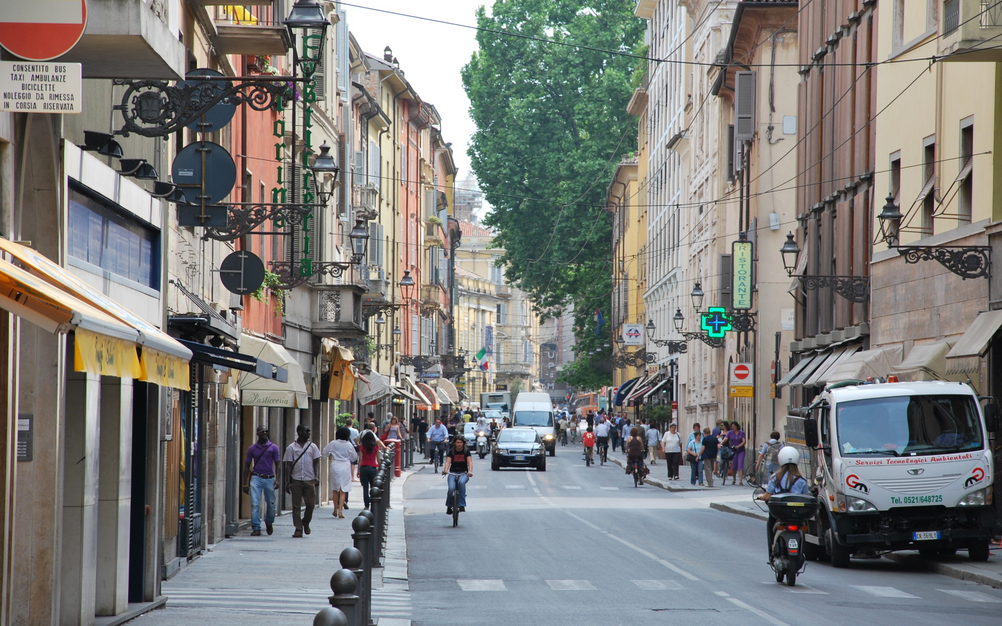Уличное движение в Парме, Италия
