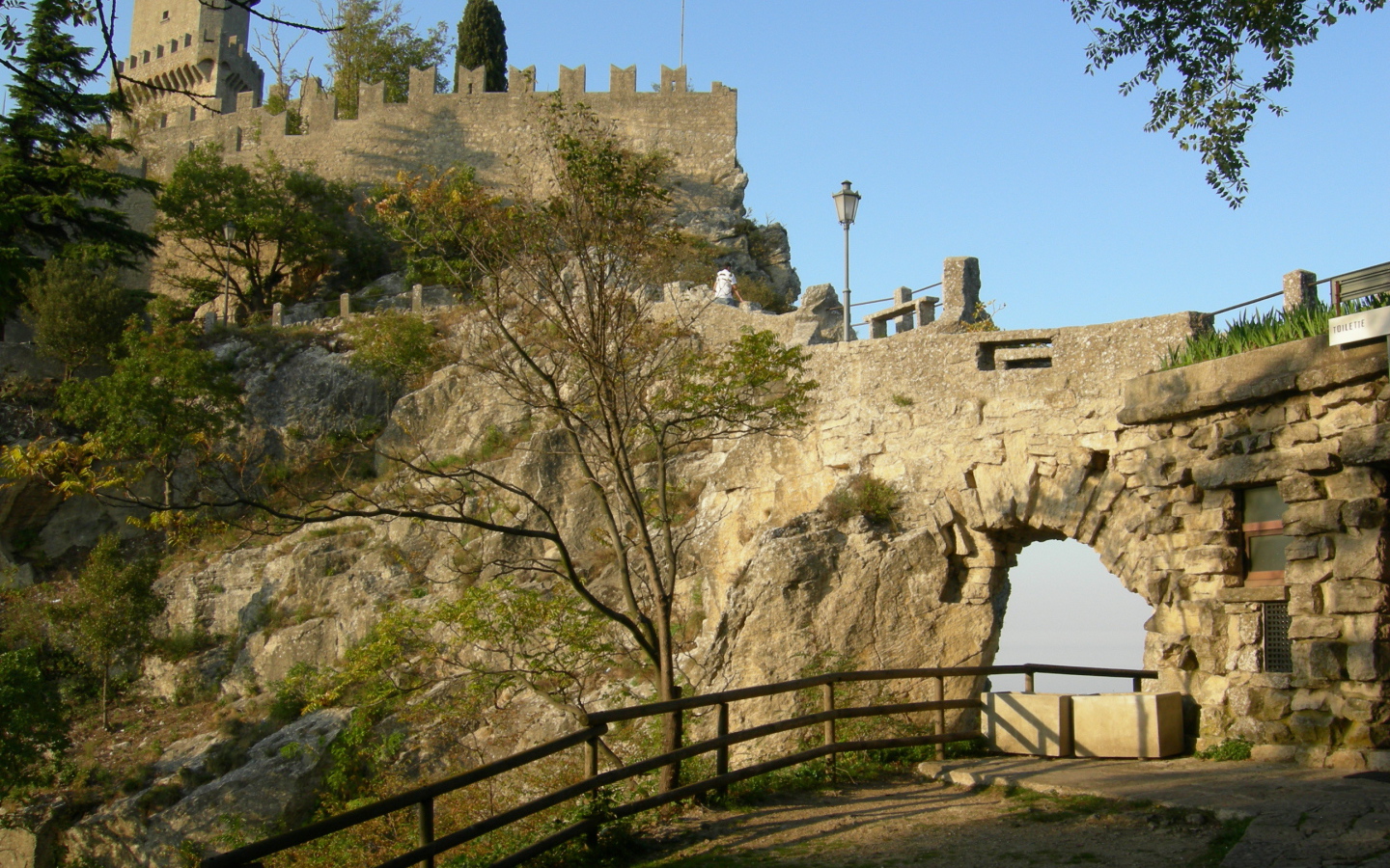 Деревья на фоне крепости в Сан Марино, Италия