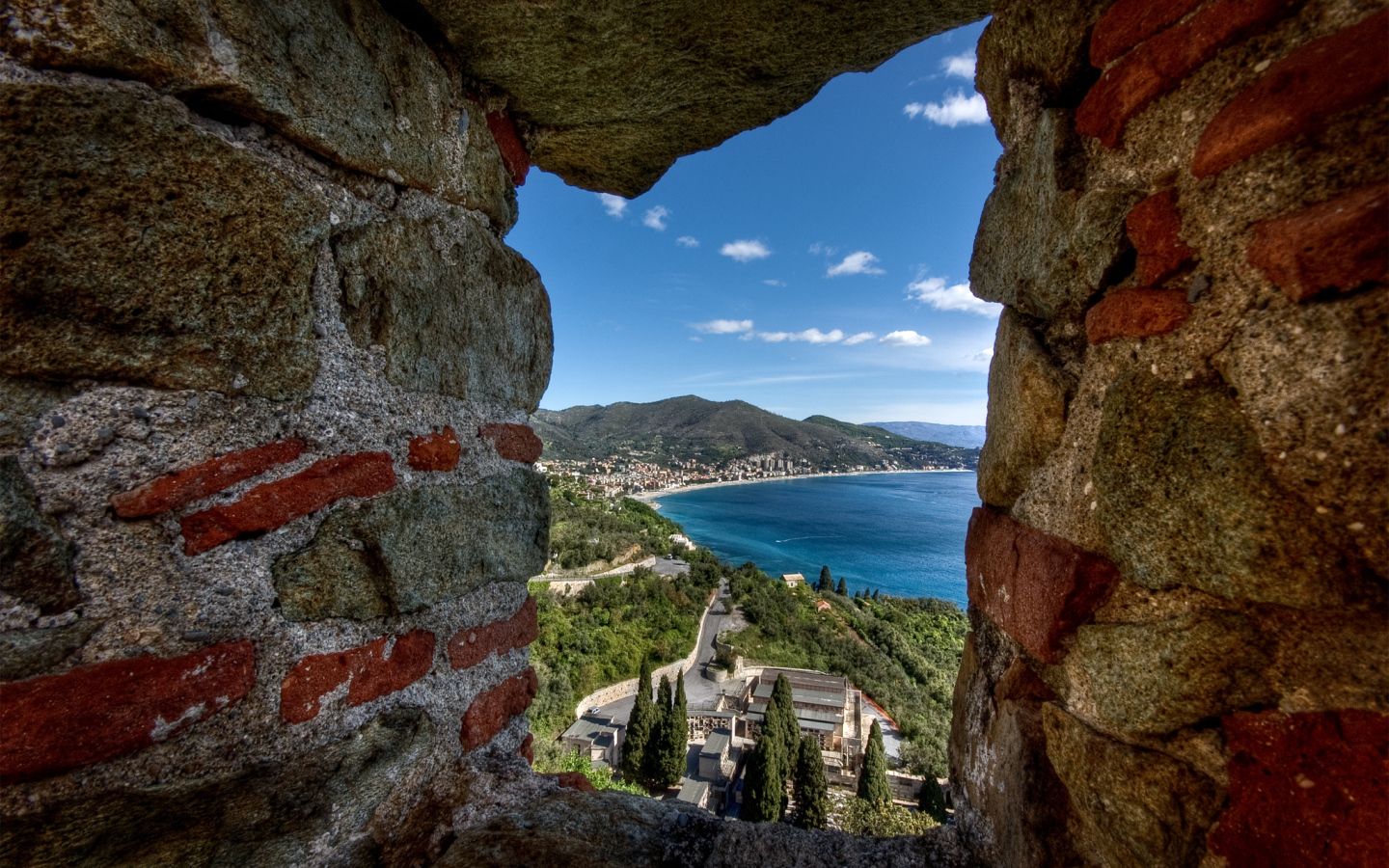 Вид через окно бойницы на курорте Ноли, Италия