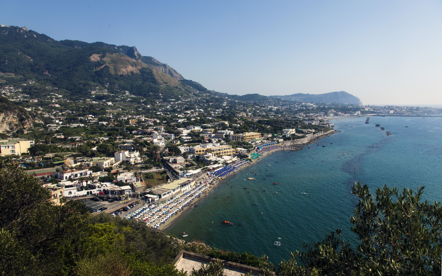 Панорама курорта на острове Искья, Италия