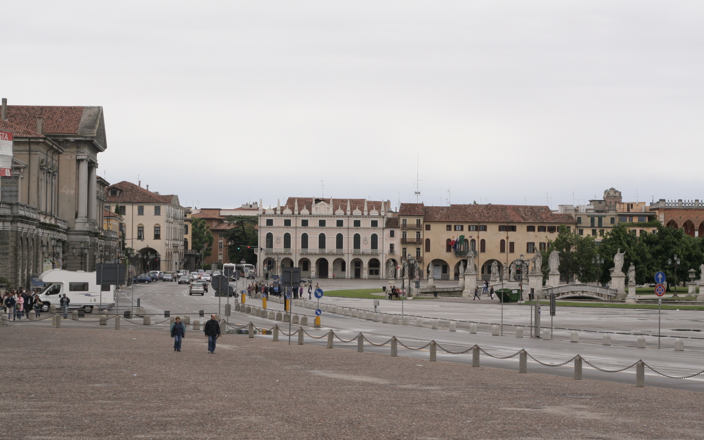Прогулка по центральной площади в Падуе, Италия