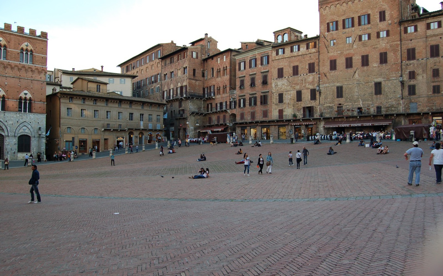 Прогулка на площади в Сиене, Италия