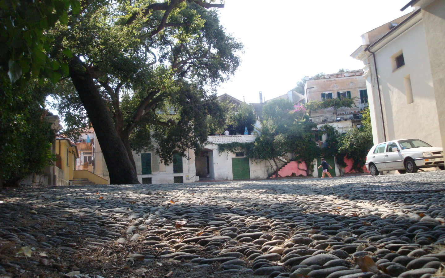 Прогулка по улице на курорте Сан Бартоломео Аль Маре, Италия