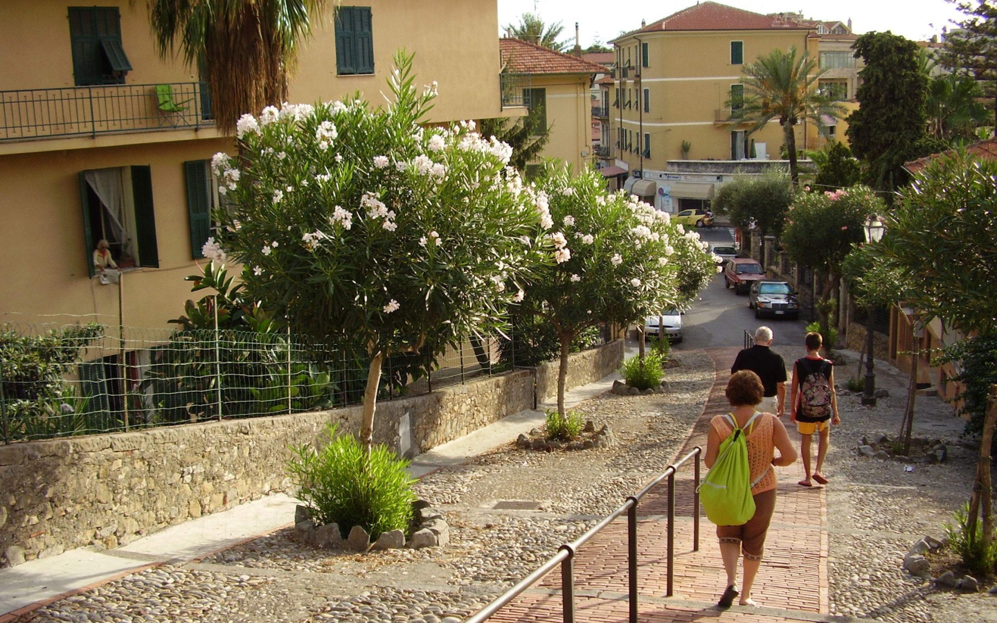 Прогулка по улицам на курорте Бордигера, Италия