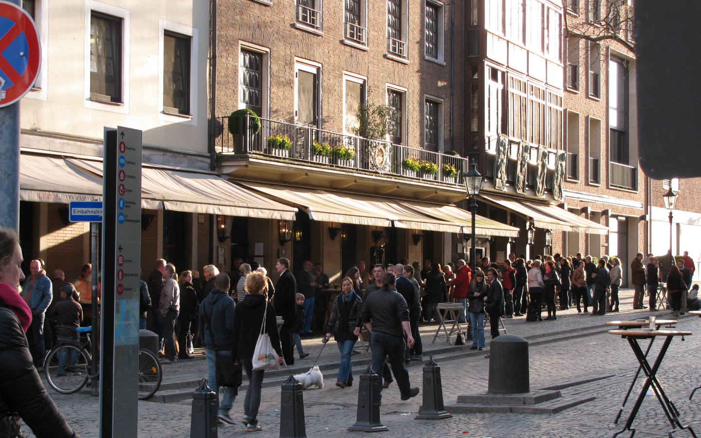 Прогулка по улицам на курорте в Бормио, Италия