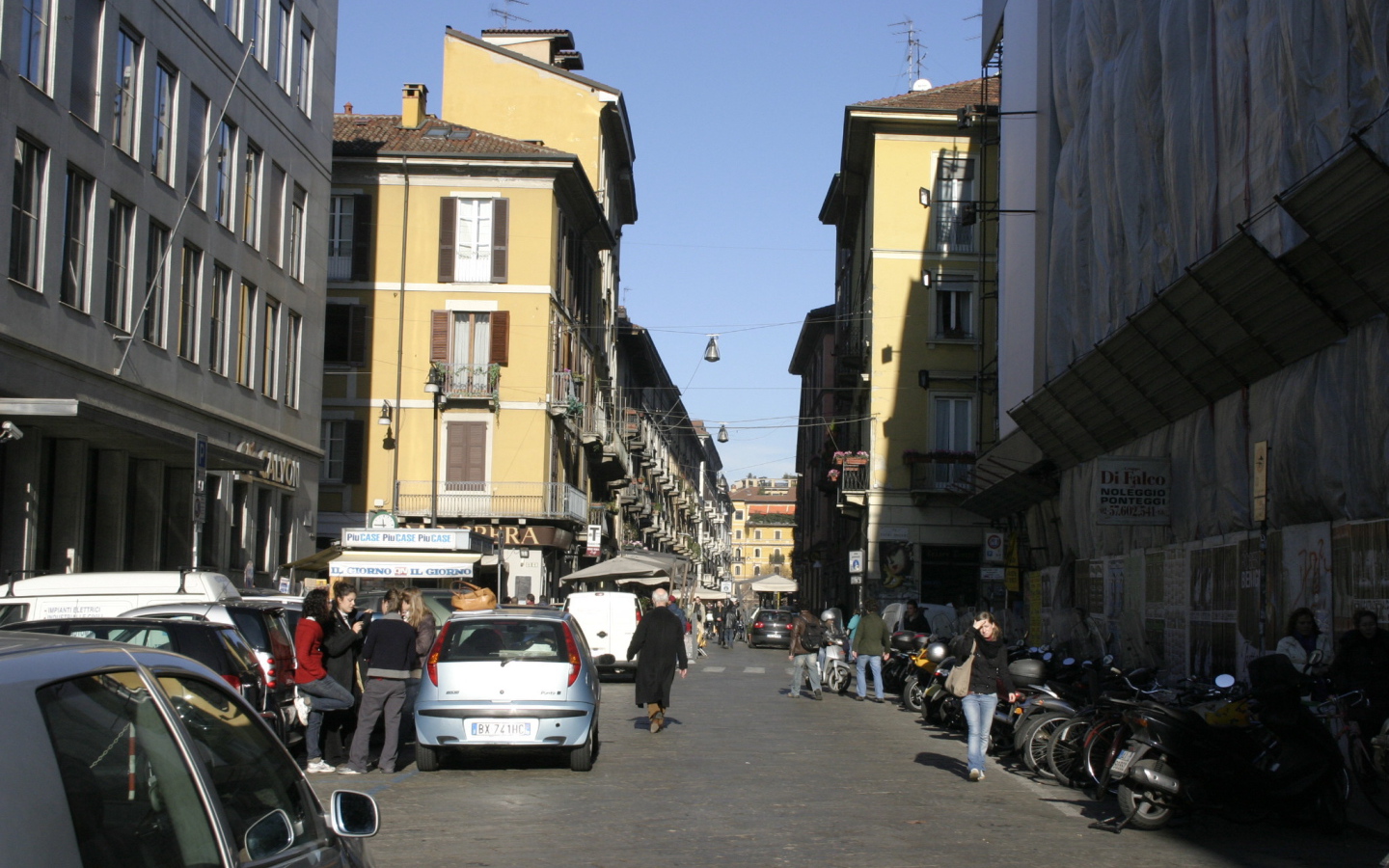 Прогулка по улицам в Милане, Италия