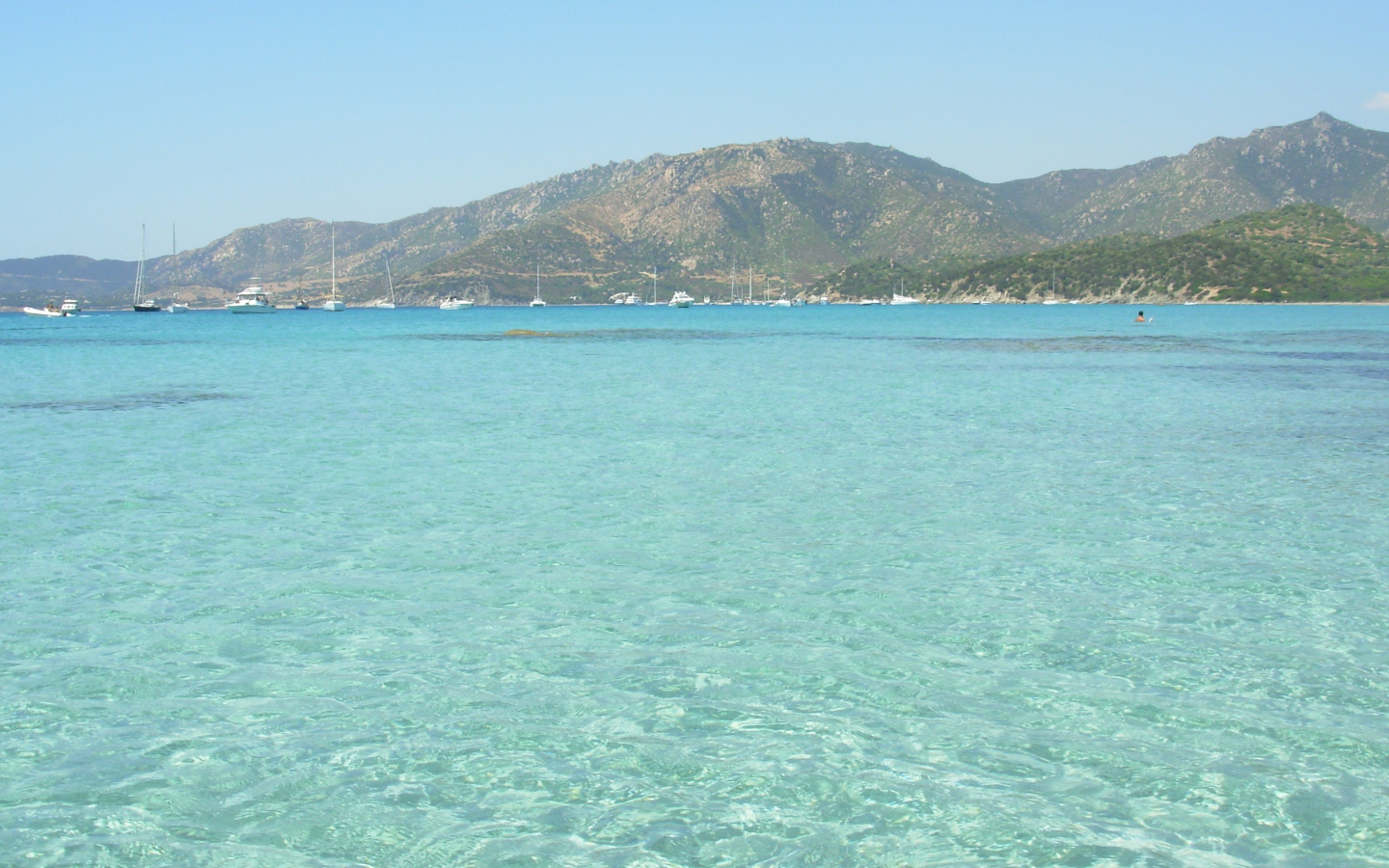 Яхты в заливе на курорте Вилласимиус, Италия