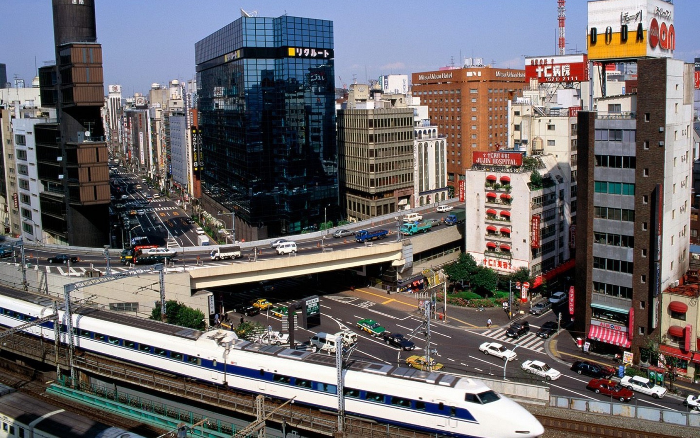 Черное здание в Токио