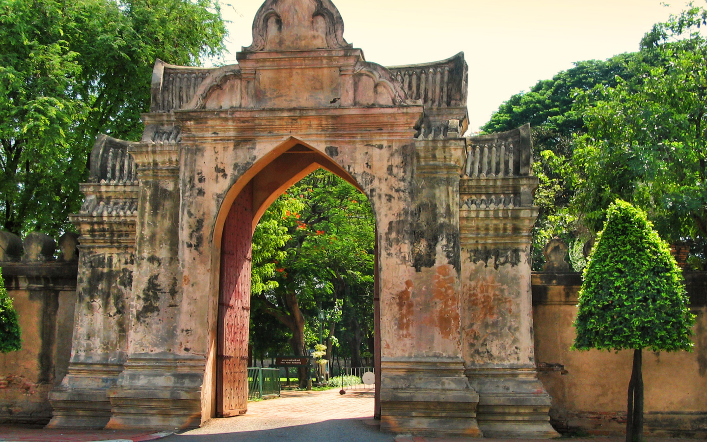 Старинная арка на курорте Лопбури, Таиланд