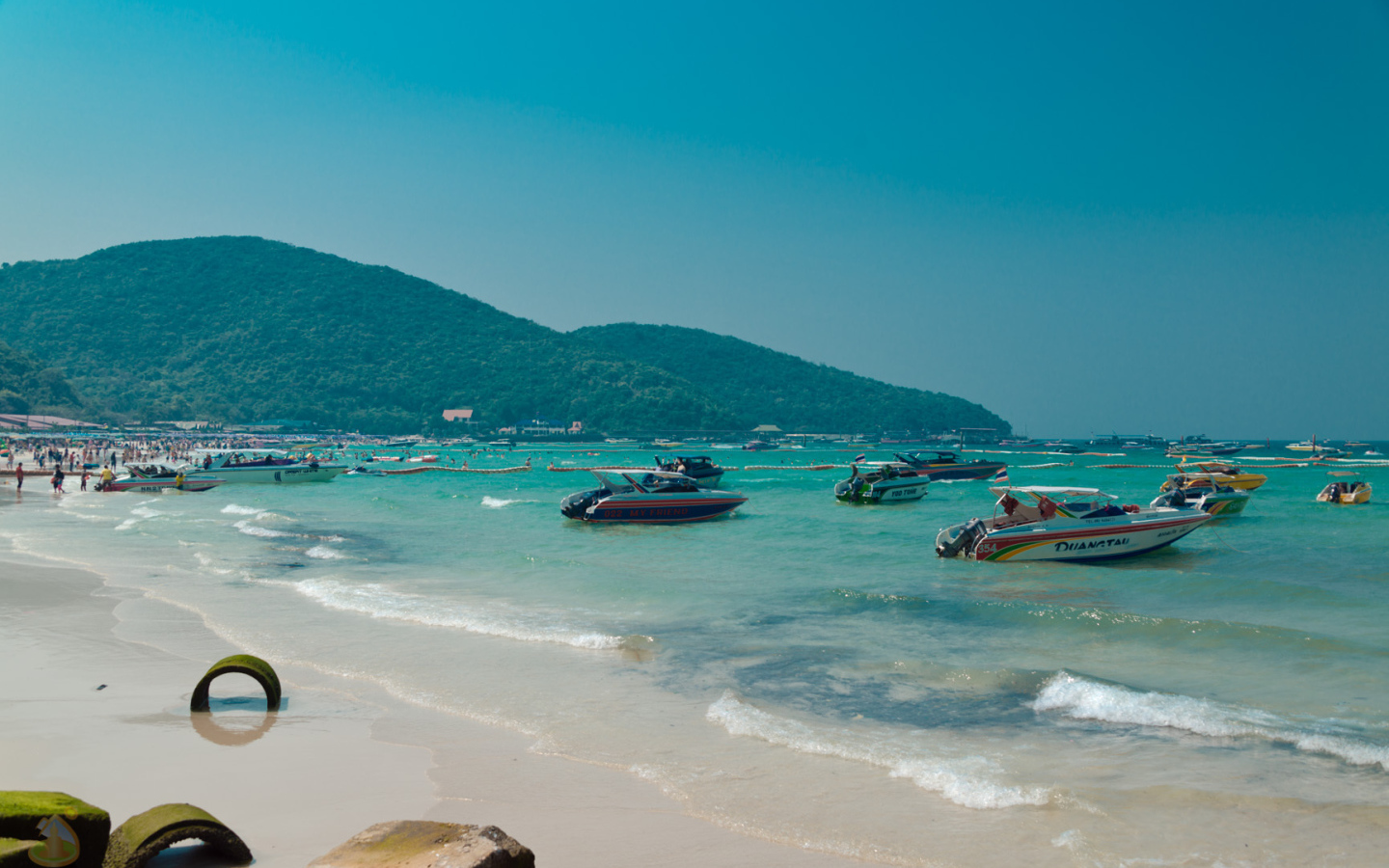 Голубая лагуна на курорте острова Ко Лан, Таиланд