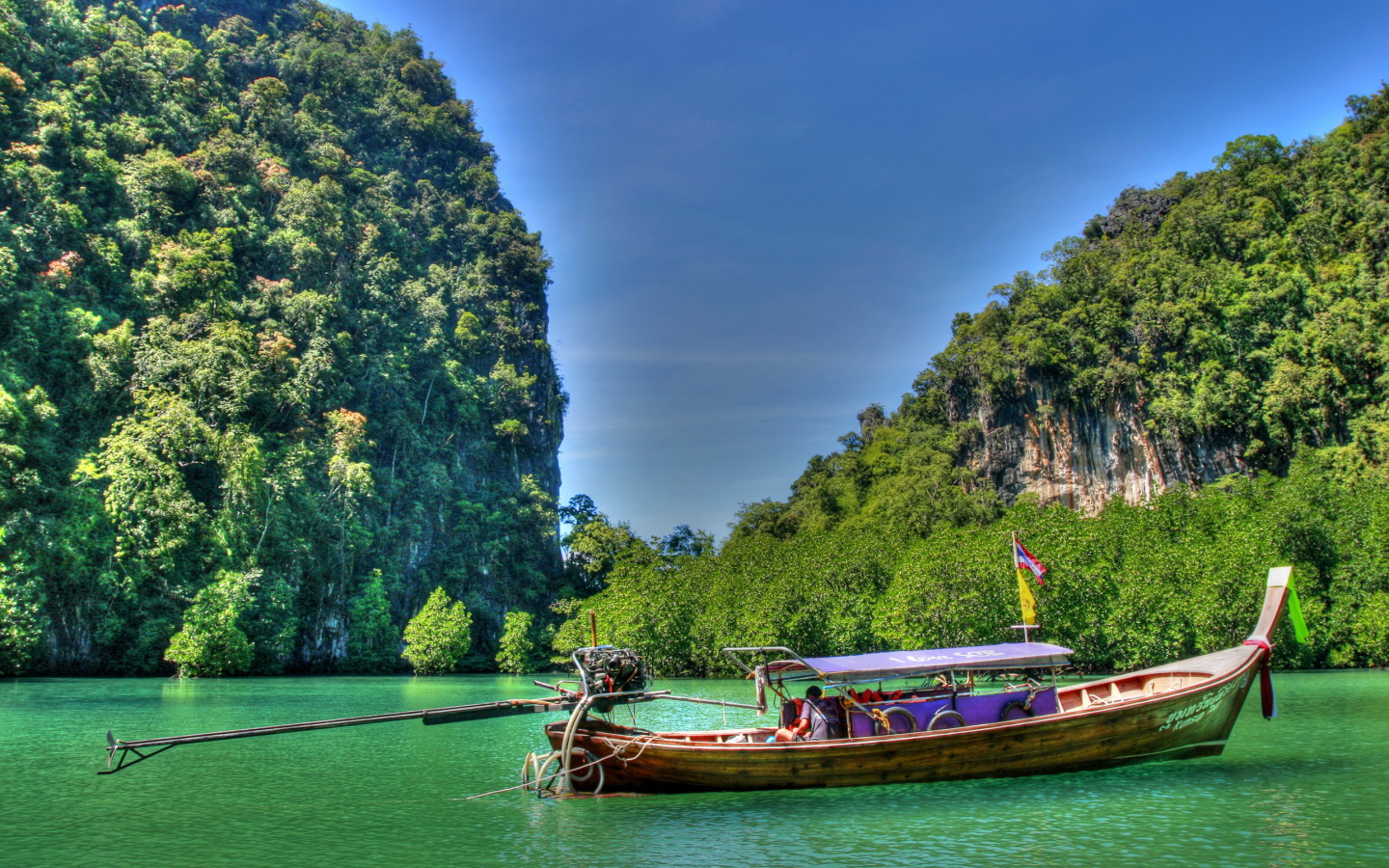 Лодка в заливе на курорте Краби, Таиланд