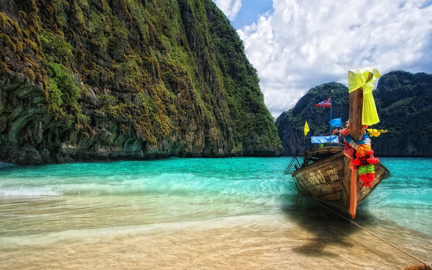 Лодка у берега в Пхукете