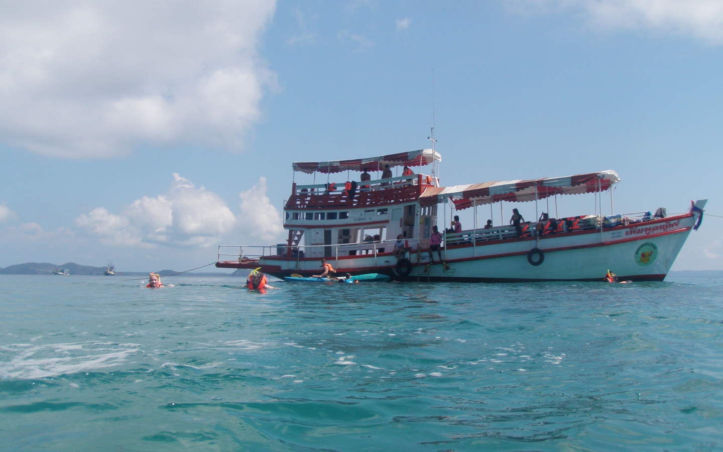 Лодка у побережья на острове Ко Куд, Таиланд