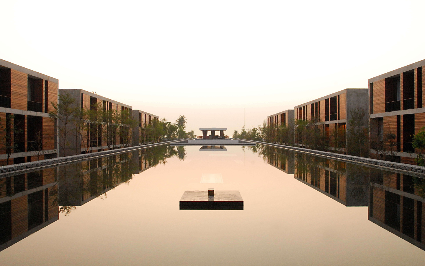 Канал между домами на курорте Ча Ам, Таиланд