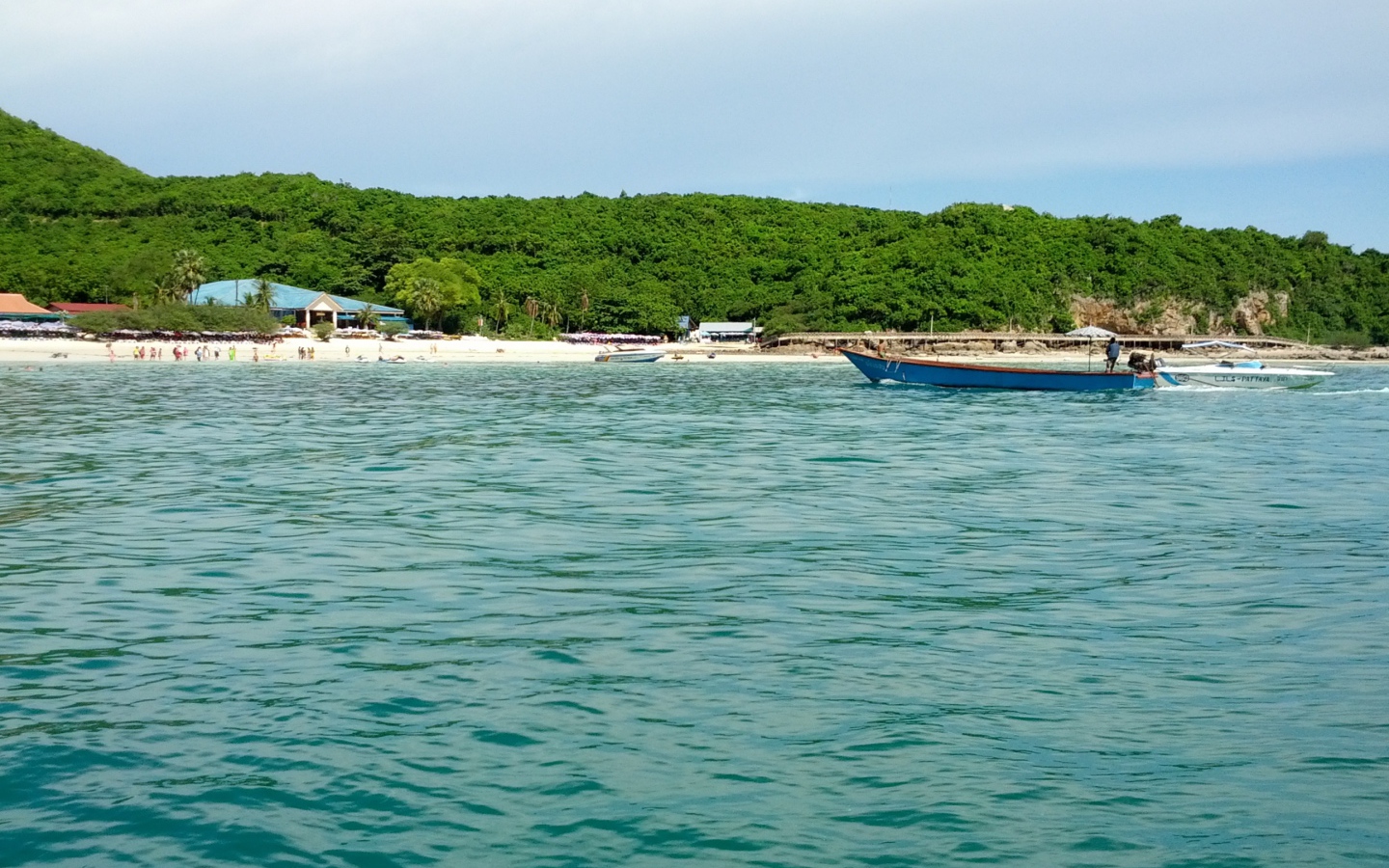 Побережье на курорте острова Ко Лан, Таиланд