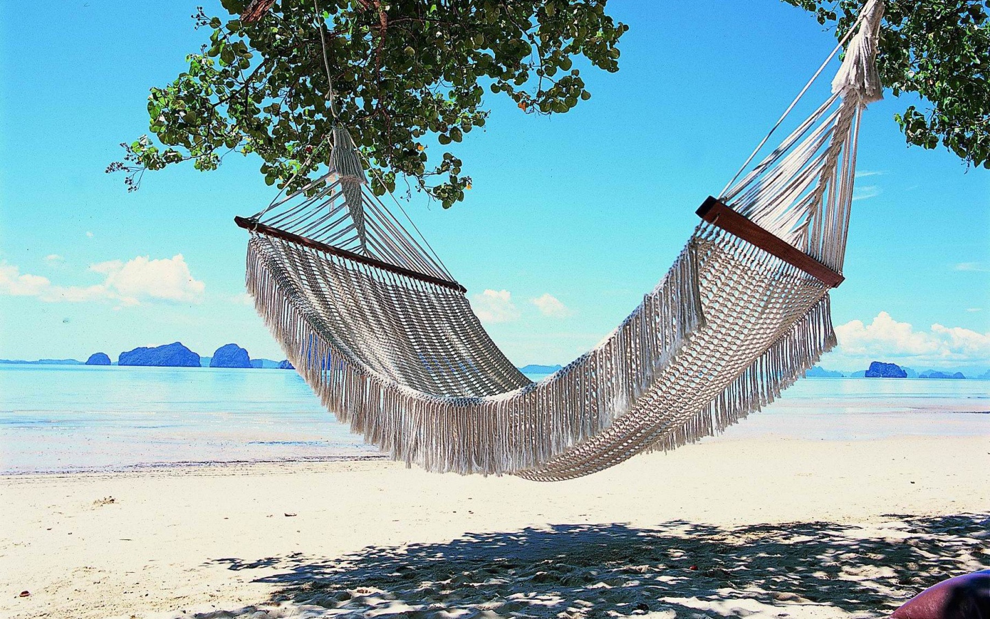 Гамак на пляже на курорте Краби, Таиланд
