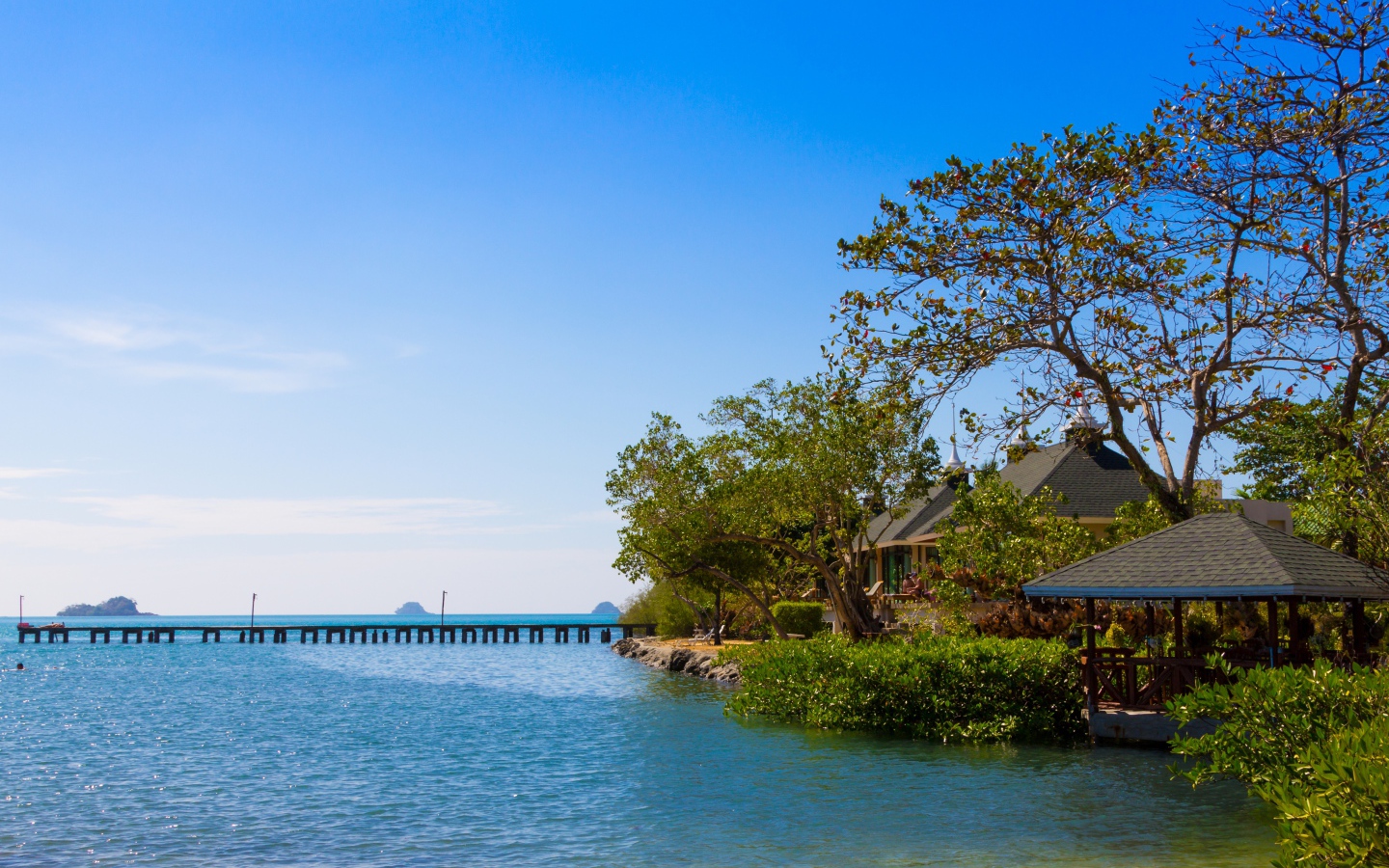 Хижины у воды на острове Чанг, Таиланд