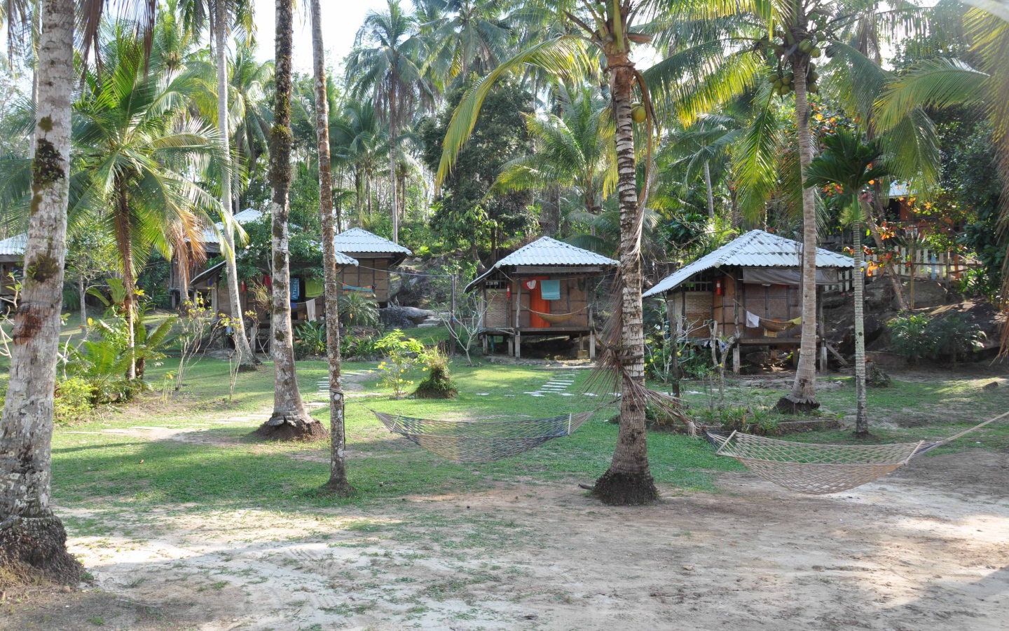 Хижины среди пальм на острове Ко Куд, Таиланд