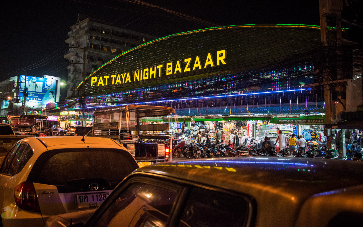 Ночной базар на курорте в Паттайе, Таиланд