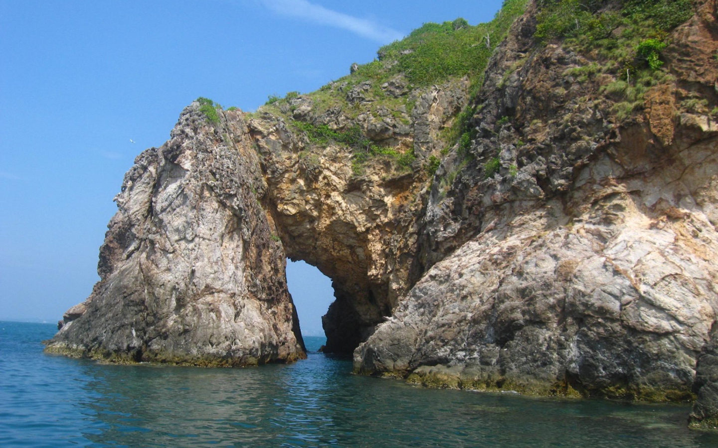 Скалистый берег на острове Самет, Таиланд