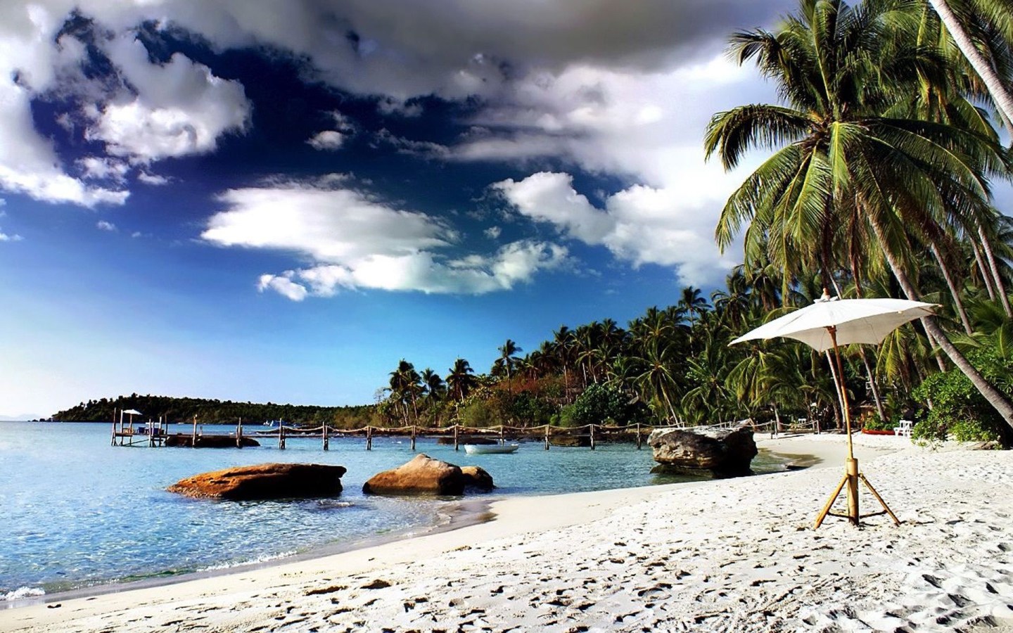 Песчаный пляж на курорте Ча Ам, Таиланд