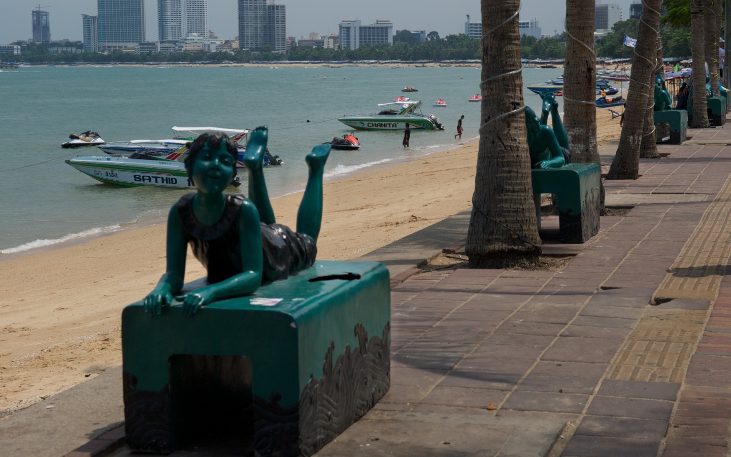 Скульптуры на набережной на курорте в Паттайе, Таиланд