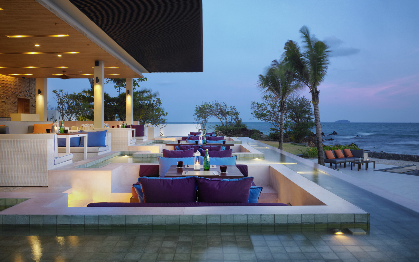 Весенний отдых на пляже на курорте Районг, Таиланд