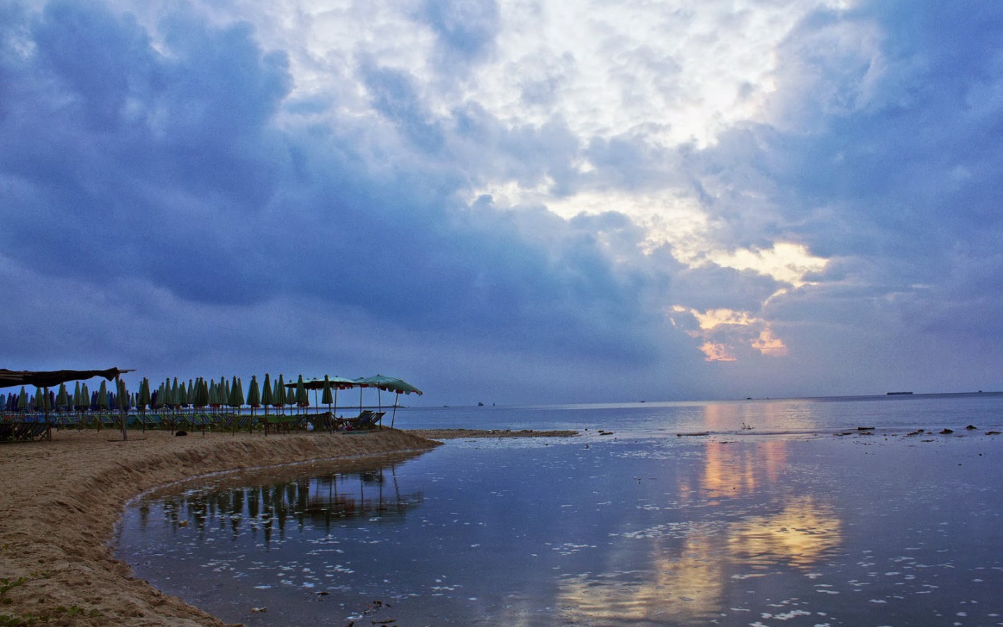 Закат на пляже на курорте Ча Ам, Таиланд