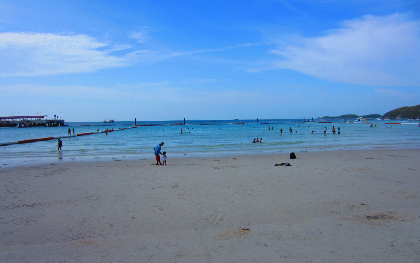 Пляж на курорте острова Ко Лан, Таиланд