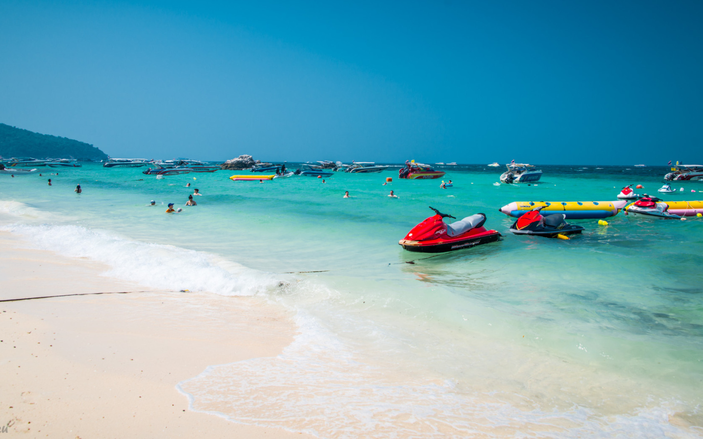 Белый песок на курорте острова Ко Лан, Таиланд