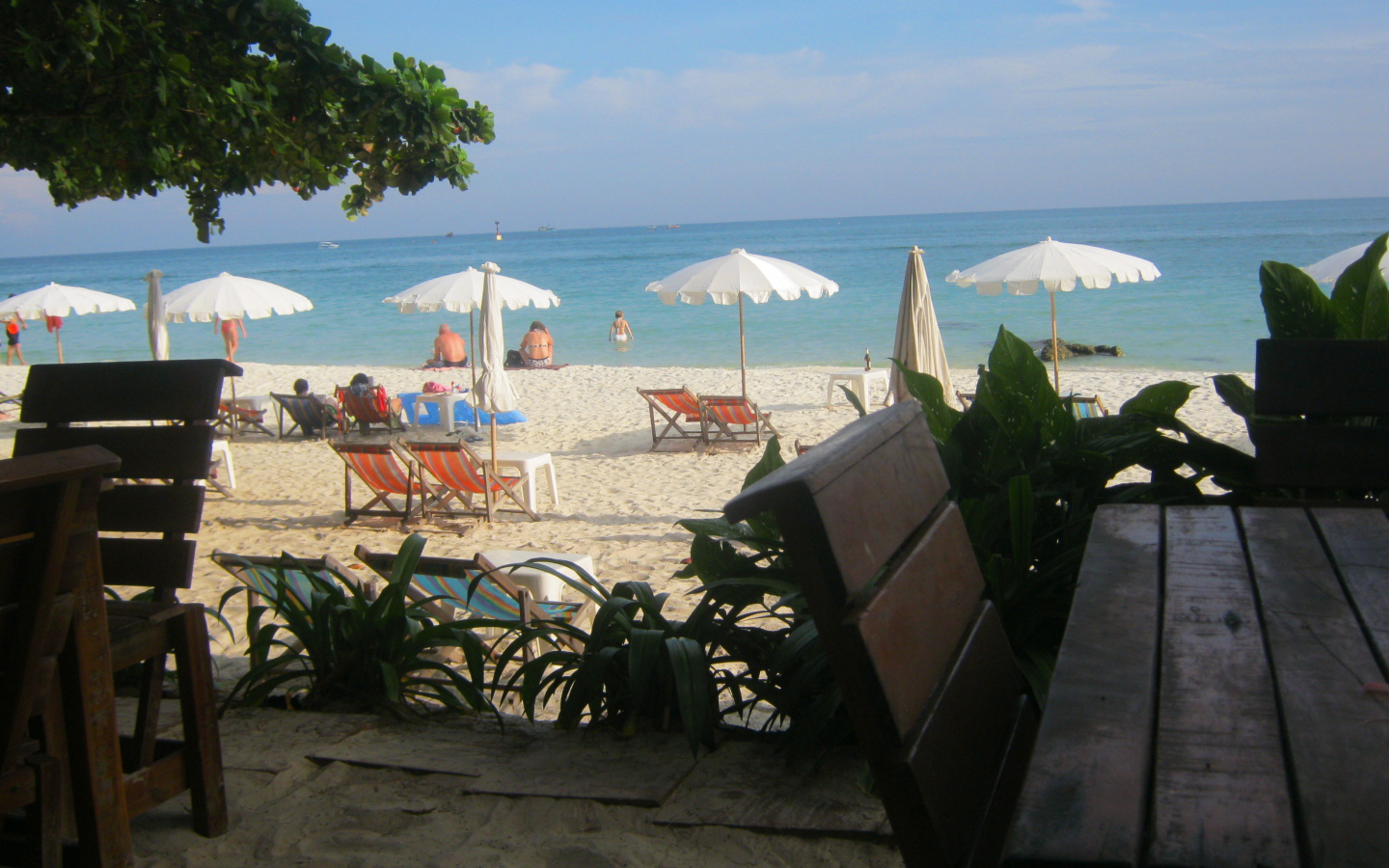 Зимний отдых на пляже на острове Чанг, Таиланд