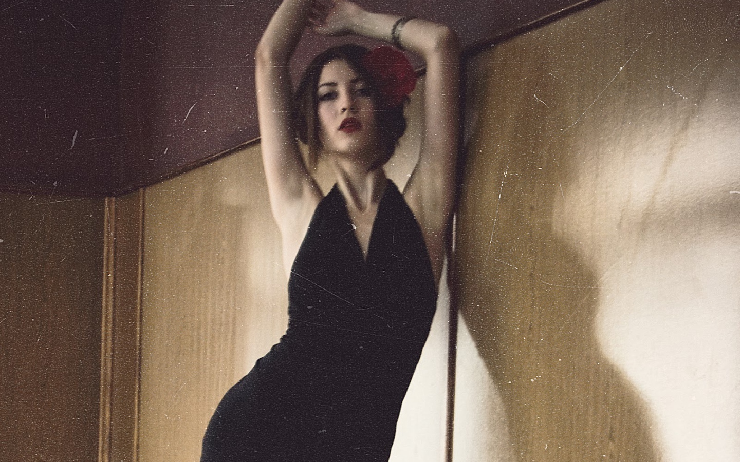 Азиатка в чёрном платье