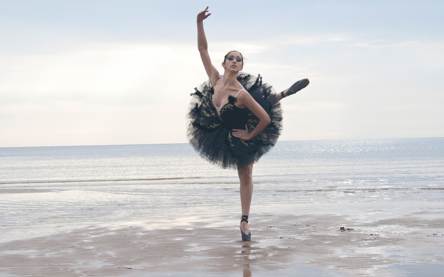 Балерина в черном на пляже