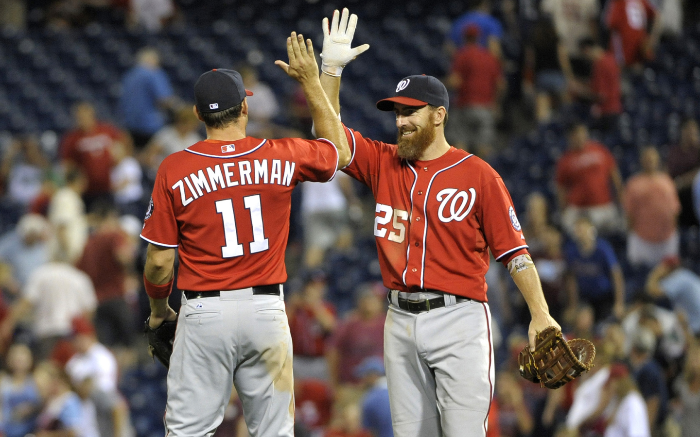 Бейсболист Адам Ляруш с товарищем по команде