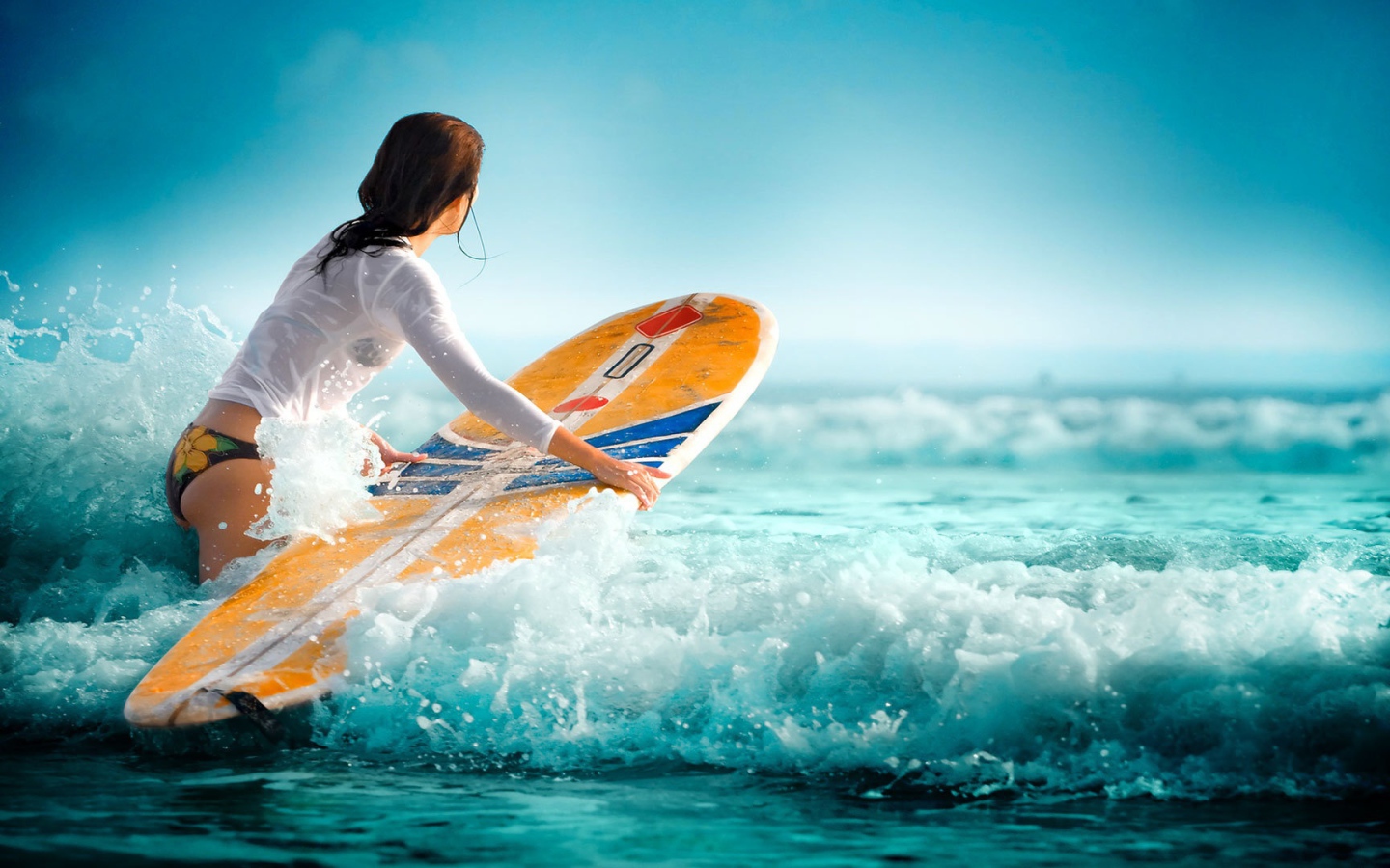 Красивая девушка занимается серфингом