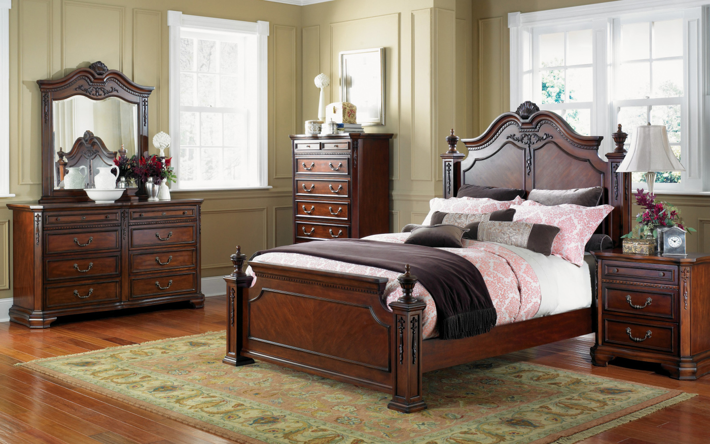 Кровать у окна в спальне