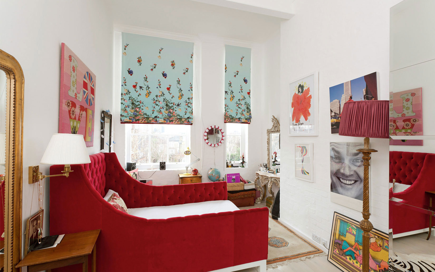 Большая красная кровать в детской