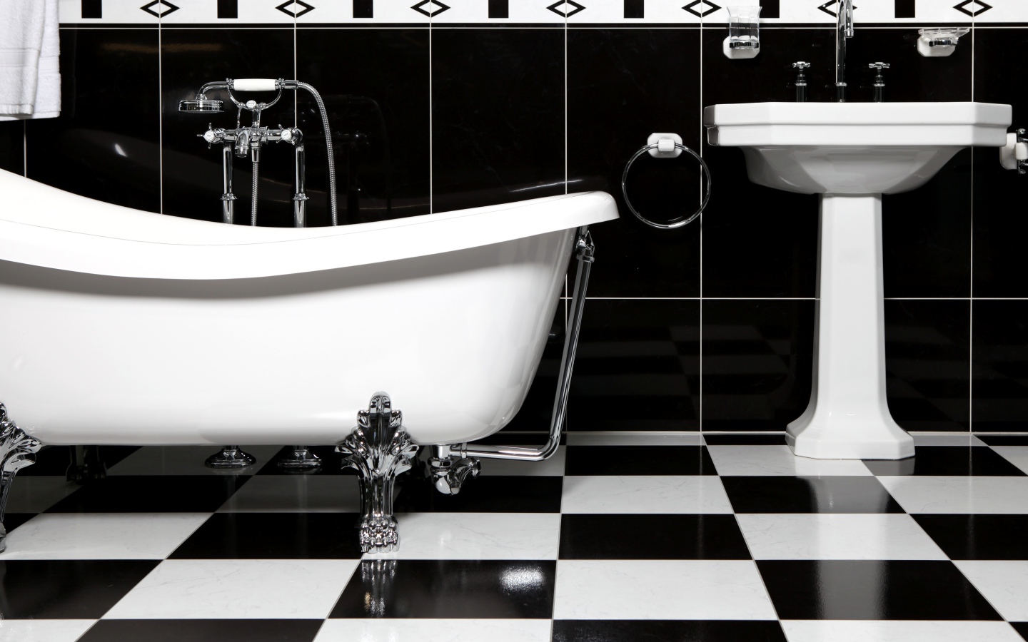 Черно белое оформление ванной