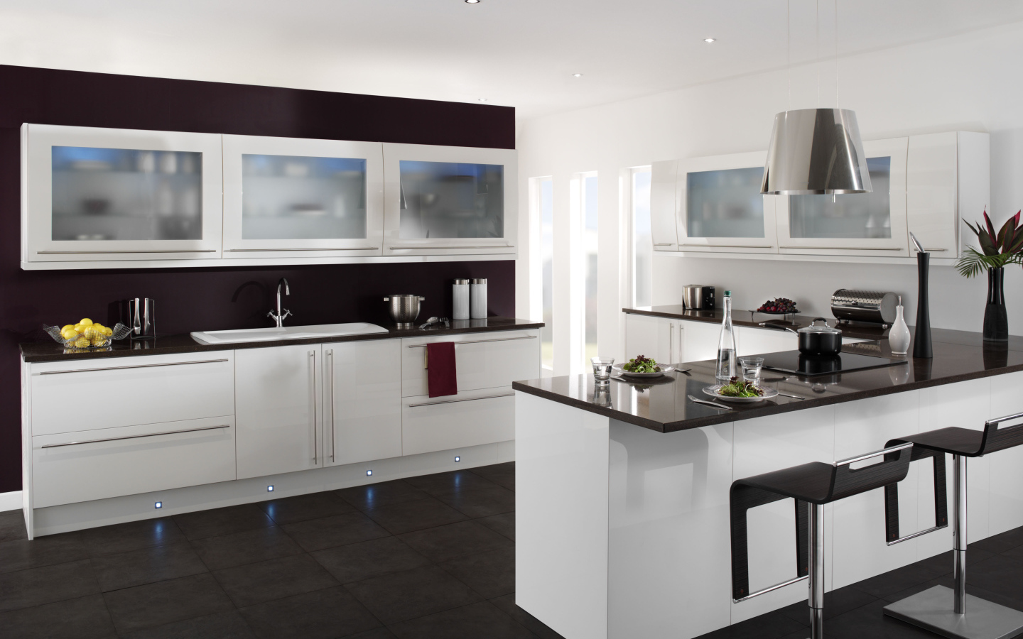 Черно белая мебель на кухне