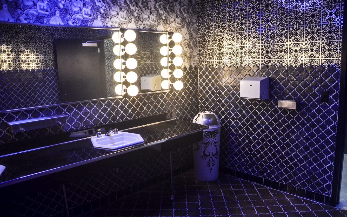 Сине черный кафель в ванной