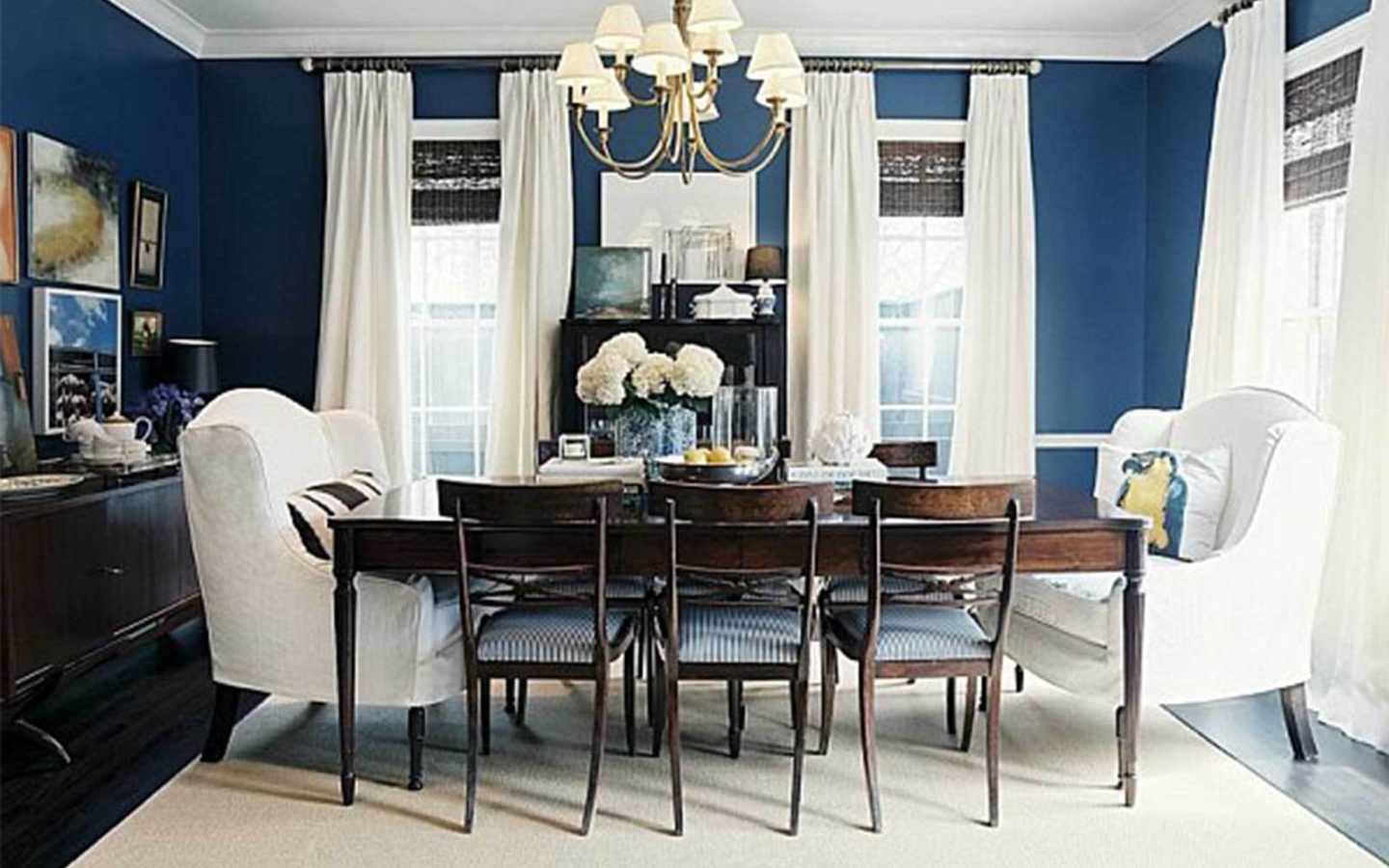 Синие стены в столовой