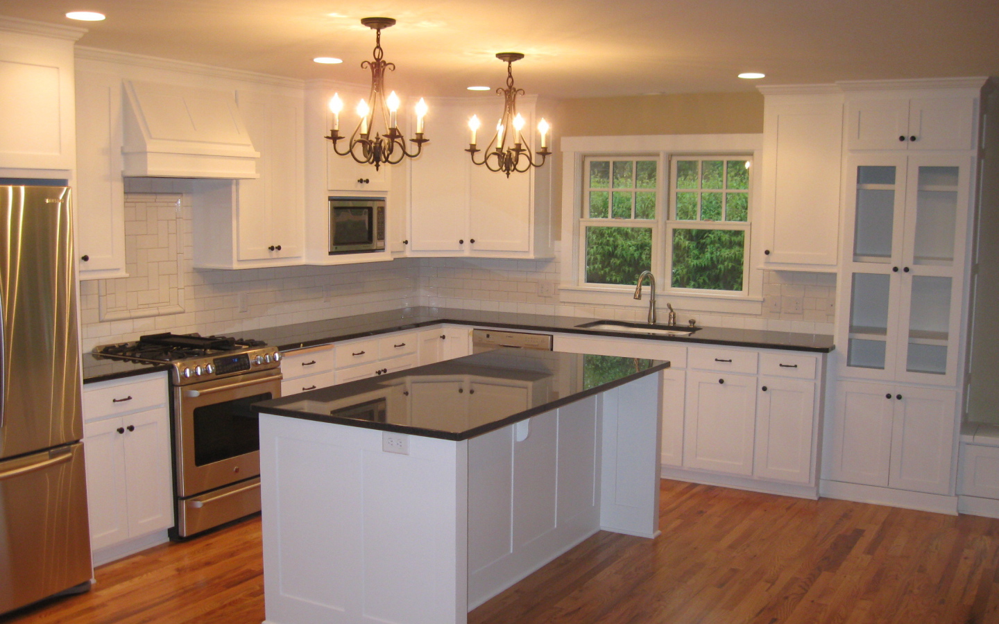 Яркие люстры на кухне