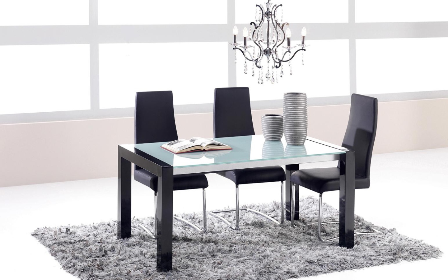 Яркая современная столовая