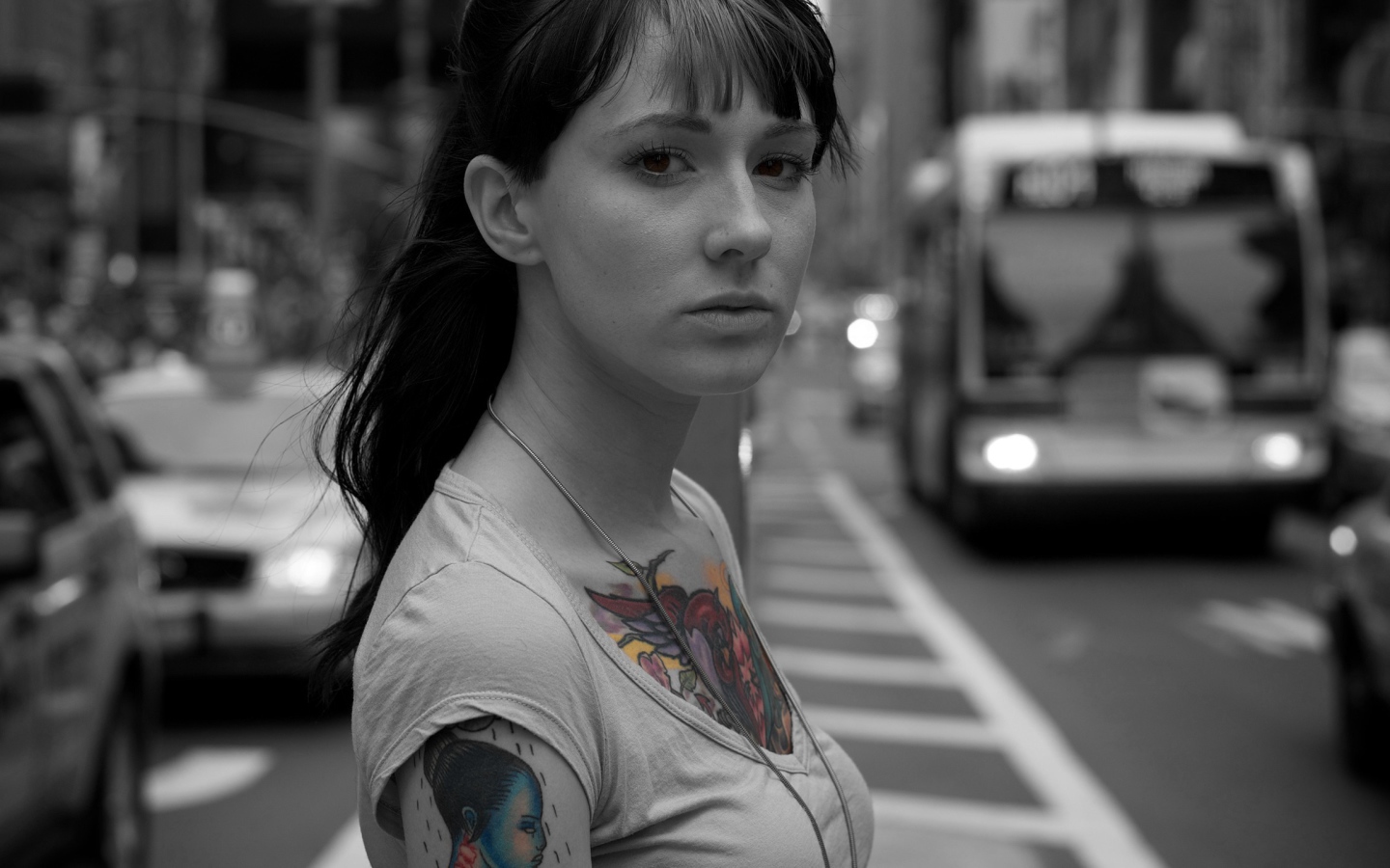 Кареглазая девушка с тату