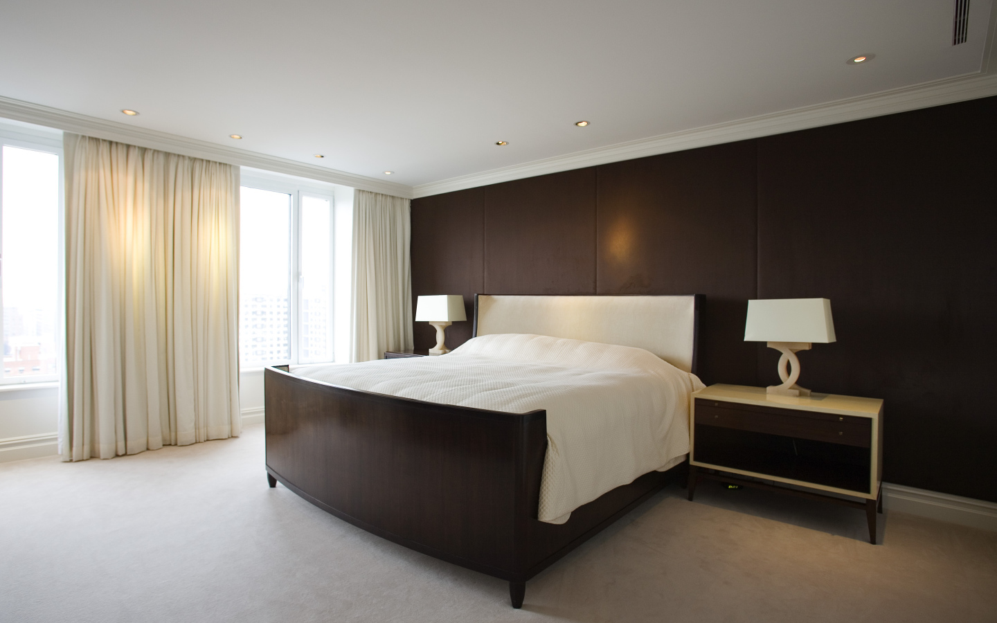 Коричневая стена в спальне