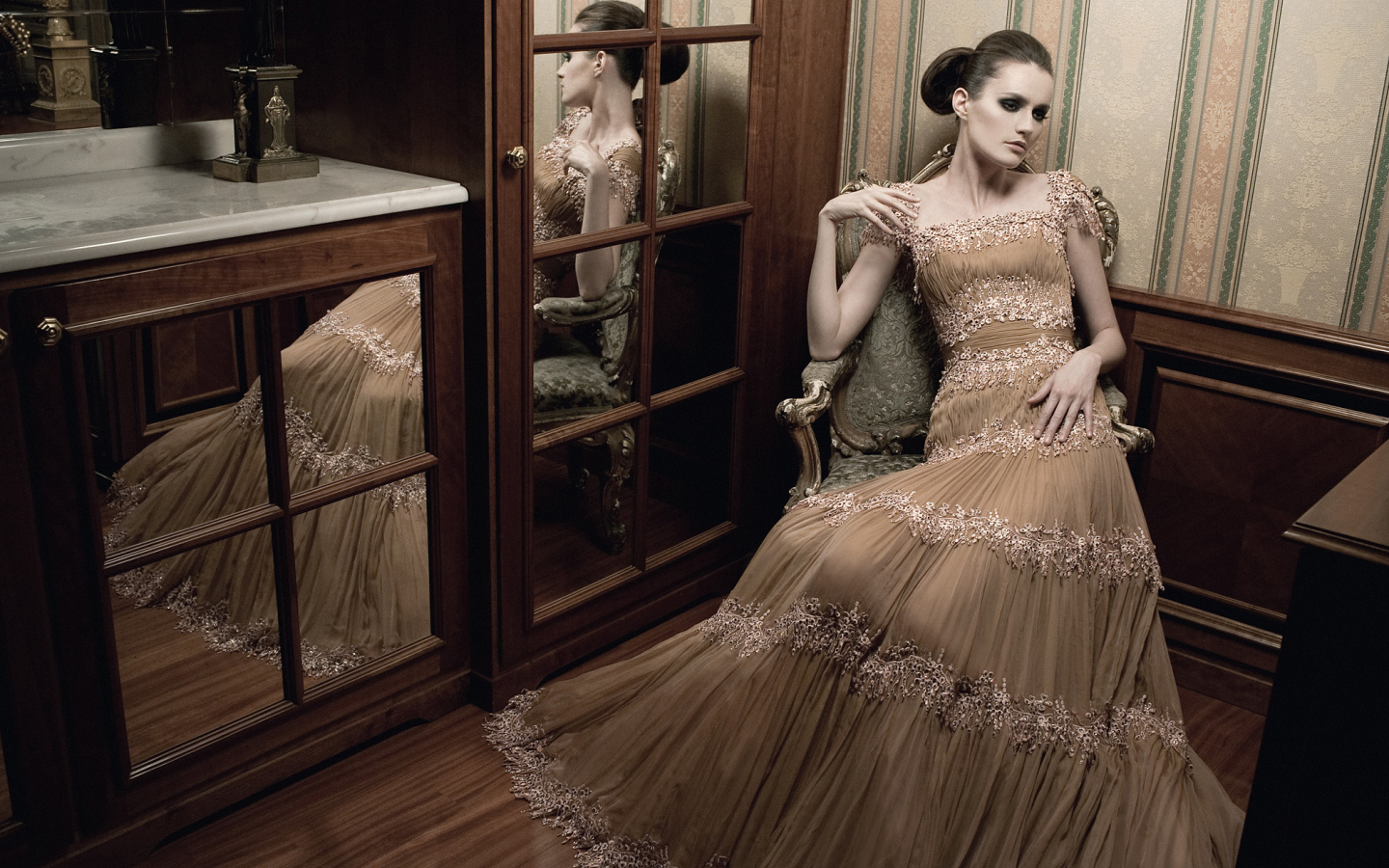 Брюнетка в шикарном платье