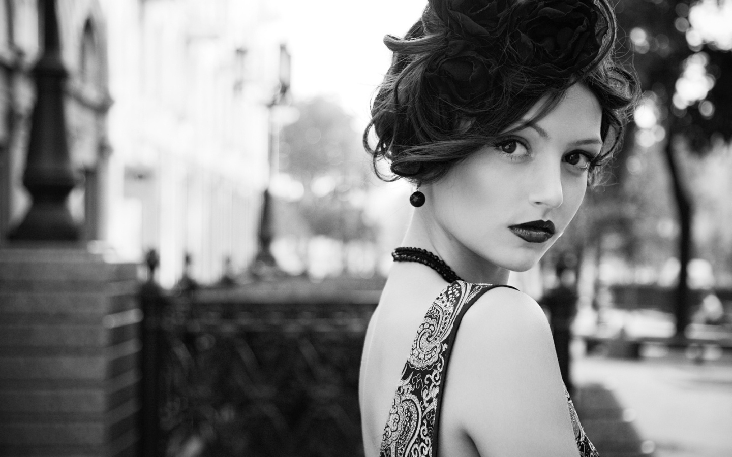 Брюнетка с тёмной помадой